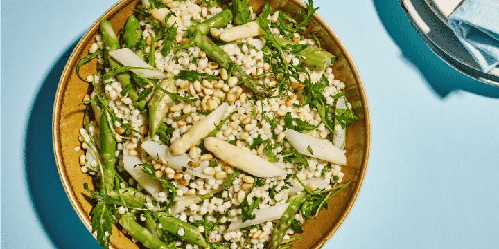 Parelcouscoussalade met asperges en citroen-honingdressing